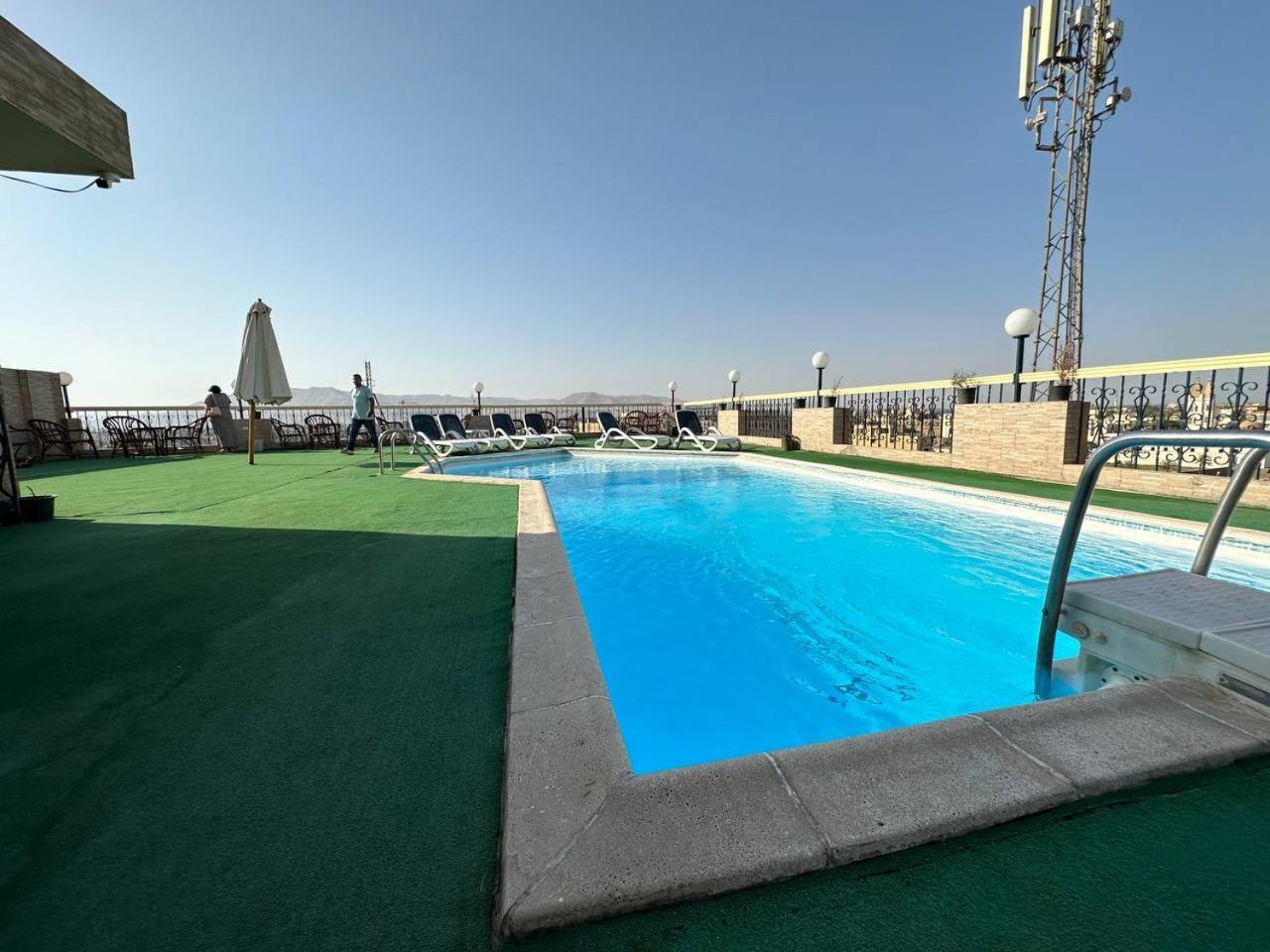 Queens Valley Hotel Luxor Esterno foto